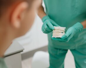 Zahn ausgeschlagen? Was im Notfall zu tun ist