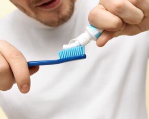 Muss Zahnpasta eigentlich immer Fluorid enthalten?