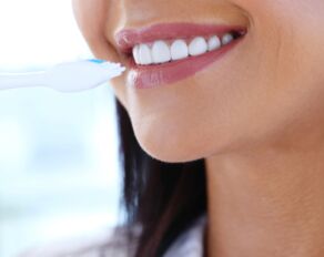 Regelmäßige zahnärztliche Kontrollen sind auch bei Zahnersatz wichtig.